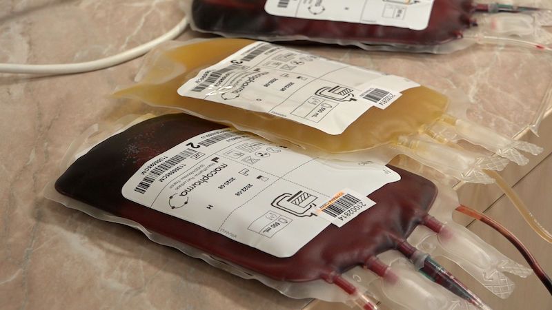 Všeobecná fakultní nemocnice v Praze prosí dárce o krev, dochází zásoby